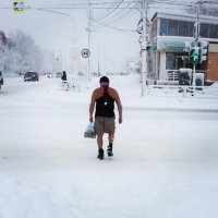 У мужика в спине дыра...