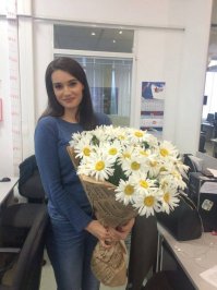 вот нормальное фото, нормальной девушки.
я, конечно, понимаю, что женской натуре хочется фоточек наделать как в глянцевых журналах, но думаю мужики меня поддержат, что больше по душе нам вот такая красота с ромашками!