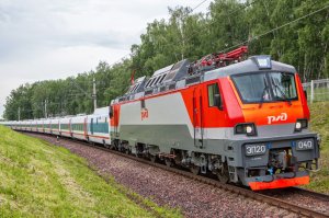 Знакомая тема. Пускать эти поезда из Москвы в Нижний не планировалось. В Нижний ходили Сапсаны и об их замене на что-то другое не думали. Но РЖД ещё хрен знает когда договорилось о поставке испанских составов Talgo. Их предполагалось задействовать прежде всего на маршруте Москва-Киев. Но тут случился майдан и РЖД начало думать, куда бы ещё можно приткнуть эти поезда. Вот так в 2014-м году Talgo появились на маршруте до Нижнего Новгорода и заменили собой Сапсаны. Теперь наконец поехали и в Берлин.
К слову, жаль что РЖД закупило у испанцев только сами составы, без электровозов. У РЖД Talgo теперь ездит с нашим электровозом ЭП20. Нет, ЭП20 хороший электровоз, но с этим компактным составом не очень гармонирует. А вот в Испании эти поезда ходят в комплекте с весьма симпатичными локомотивами: