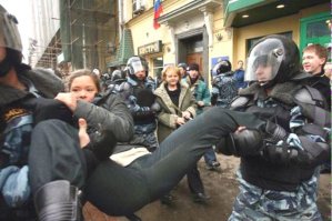 Хорошая растяжка у Маши. Наверное гимнастикой занималась. Омоновцы никак ее в кучу собрать не могут.