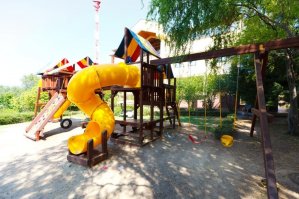 М-да...статейка...Интересно, у аффтыря дети есть? Или, хотя бы, он видит разницу между ребенком 3-х лет и 12-ти? Все вот эти супермегаплощадки с канатами, переходами и всем прочим, которыми он так восхищается - если туда запустить 3-5-летнего малыша, он хоть жив-то там останется? Школьникам-то да, будет интересно и весело, а малышам? Безопасность-то он как, гарантирует? Что никто ниоткуда не упадет и не разобьется?
И не понимаю, чем ему плох владивостокский корабль-площадка? Я такой у тети в Югорске во дворе видела. И вот как раз он по нраву и школьникам, и малышам, я там своего четырехлетку успешно выгуливала.
А яркие цвета чем насолили? Товарищ, видимо, в Сочи живет, где каждый год - буйство красок. А есть еще средняя полоса и - вот чудеса! - Север, где круглый год или потемки, или хмарь. Конечно, туда тоже надо впихнуть что-нибудь неброское, в серо-коричневых тонах, чтоб мигрень у детишек, боже избави, не сделалась.
Вот, например, детская площадка в санатории "Шексна", мы летом там отдыхали. И что в ней плохого?