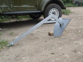 Клёвый обзор. Пара мыслей:

"Водитель ехал по дороге и решил сократить через тундру"
Что было в голове у этого чудака? ))

"Лопнувший трос летит прямо в лобовуху и в водителя"
Это касается лебедки, установленной в любом месте. Вы там про демпферы троса не слышали что ли? Ну, хоть телагу сверху бросьте.

"Лебедка вещь бесполезная, так как в тундре практически не к чему цепляться."
В таких случаях с упехом используют якоря-плуги, типа такого: