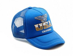 Многие фото вообще не из СССР, я уже молчу что мужик еще и в кроссовках, дивчина в джинсовой юбке и обувь на них не марки "ЗАРЯ"...