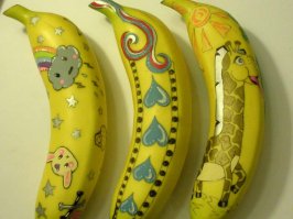 Да у него прям талант по росписи бананов. Правда в нете нашёл и других, кто этим увлекается.