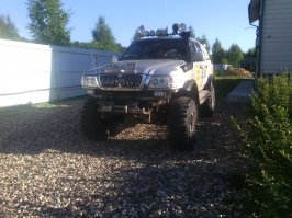 У меня тоже пластиковый бак и тоже ниже рамы. Правда на заводе ему прикрутили нормальную защиту. 
Ни разу не подвела. :)