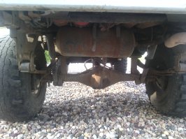 У меня тоже пластиковый бак и тоже ниже рамы. Правда на заводе ему прикрутили нормальную защиту. 
Ни разу не подвела. :)