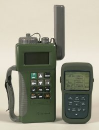 Что поделать, к военной аппаратуре предъявляются весьма специфические требования и изящество в их чисто точно не входит. Вот так, к примеру, выглядит амерский военный GPS приёмник.