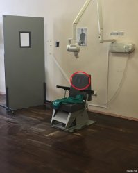 По тому что на спинке кресла рентген кабинета эмблема (реклама) МакДональдс