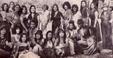 Куча фоток без описания или какой-то истории... Вот, например, почему это банда, а не фотка выпускниц колледжа?