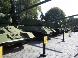 Был несколько раз в Киеве в середине двухтысячных, красивый город, мне очень понравился. Но национализм и тогда был заметен. Купили с другом экскурсию по городу на русском и украинском языке. В автобусе русско-говорящих нас оказалось всего двое. Гид спросила нужно ли дублировать на русском, я сказал конечно, она оглядела автобус и сказала, что вас всего двое и как-нибудь поймете на украинском. Гид была противная тетка лет 50, русофоб старой закалки.
