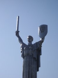 Был несколько раз в Киеве в середине двухтысячных, красивый город, мне очень понравился. Но национализм и тогда был заметен. Купили с другом экскурсию по городу на русском и украинском языке. В автобусе русско-говорящих нас оказалось всего двое. Гид спросила нужно ли дублировать на русском, я сказал конечно, она оглядела автобус и сказала, что вас всего двое и как-нибудь поймете на украинском. Гид была противная тетка лет 50, русофоб старой закалки.