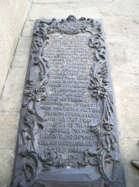 Был несколько раз в Киеве в середине двухтысячных, красивый город, мне очень понравился. Но национализм и тогда был заметен. Купили с другом экскурсию по городу на русском и украинском языке. В автобусе русско-говорящих нас оказалось всего двое. Гид спросила нужно ли дублировать на русском, я сказал конечно, она оглядела автобус и сказала, что вас всего двое и как-нибудь поймете на украинском. Гид была противная тетка лет 50, русофоб старой закалки.