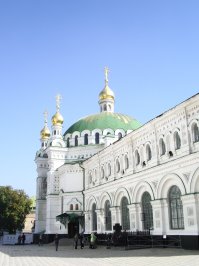 Был несколько раз в Киеве в середине двухтысячных, красивый город, мне очень понравился. Но национализм и тогда был заметен. Купили с другом экскурсию по городу на русском и украинском языке. В автобусе русско-говорящих нас оказалось всего двое. Гид спросила нужно ли дублировать на русском, я сказал конечно, она оглядела автобус и сказала, что вас всего двое и как-нибудь поймете на украинском. Гид была противная тетка лет 50, русофоб старой закалки.