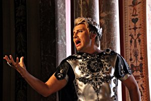 а я вспоиминаю задорнова михаила
он народ прикалывл... говорит... меня гаец тормознул...
я и так и так кривлюсь, а он мне говорит... да узнал я Вас, но просто вы меня бесите :)
ну у меня с кинчевым так же я скорее к Баскову пойду на концерт чем к нему