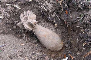 Автор, может ты понимаешь что творишь, или тебе просто пока везёт. Но такие вещи никогда нельзя делать в одиночку, без специально обученного человека рядом. Речь о сапёрах. Во-первых найти можно не схрон, а мину в земле.. но это банально.. можно найти схрон, который заминирован на неизвлекаемость.. его задача - чтоб его нашли. Вы радуетесь что нашли клад, а какой-то человек 60 лет назад минировал его с той целью, чтоб врагам подбросить якобы диверсионную карту и навести врагов на мину.
Плюс предвидя пылкие юношеские умы, которые уже готовы купить метало детектор и раздобыть карты боёв времён ВОВ в своих краях - хочу сказать, что множество мин, снарядов, гранат лежат в земле до сих пор, и они до сих пор опасны. Просто головах людей бытует мнение что всё это с годами - проржавело, окислилось, деградировало, рассыпалось в труху.. а это далеко не так.  
Есть статья о 2-х частях, толков написанная, её прочтение займёт у вас минут 15 от силы, зато информация в ней - может спасти вам или вашим знакомым жизнь. Согласитесь не так уж много времени в обмен на потенциально полезную информацию. 
Есть вещи которым навсегда лучше оставаться в земле. А популяризация копателей, которые находят павших воинов - хорошее дело, просто надо всегда к таким постам делать оговорку - что если кто-то горит желанием помочь - то надо это делать вместе с профессионалами, а то мальчишки фоток насмотрятся, какой "клад" в земле лежит.. и с металодетектором с алиэксперсса идут искать свой последний день. 

Это не реклама стороннего ресурса..да и контент 2002 года.