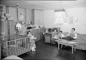 Нет, американцы поступили с япами совсем не так же, отличия были существенными:
1. Граждане японского происхождения были уведомлены о выселении заранее, им было приказано явиться в «центры сбора» для последующего переезда на постоянное жительство в лагеря, которые назывались «центрами перемещения». Их не вытаскивали из домов автоматчики НКВД с собаками.
2. Японцы, подавшие соответствующие заявления, не перевозились в «центры перемещения», а отпускались при условии, что они будут жить за пределами «зоны выселения».
3. Японцы находились на государственном обеспечении и работали, только если сами того хотели (примерно четверть из контингента в лагерях)
4. Эти лагеря не были тюремными, а лагерями временного жительства. Во многих из этих лагерей перемещенные в них с самого начала обладали свободой выходить из лагеря и перемещаться по окрестностям. В других лагерях первоначально такого права не было, но оно было введено позднее. Значительная часть перемещенных лиц смогла еще до истечения военных действий покинуть эти лагеря и вернуться к местам постоянного проживания.
5. Всем интернированным лицам позже были принесены извинения и выплачивались компенсации, сам факт интернирования был осужден на государственном уровне, оно было названо «незаконным и вызванным расизмом, а не военной необходимостью»
6. Ну и ,наконец, вот что представляли из себя сами "лагеря":