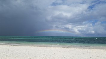 Все правильно написано, только фотки какие-то левые. Я вот пару дней назад с Кубы приехал. там вот так: