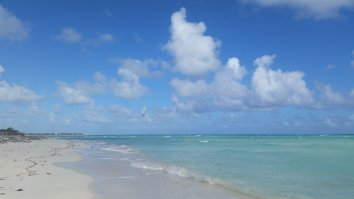 Все правильно написано, только фотки какие-то левые. Я вот пару дней назад с Кубы приехал. там вот так: