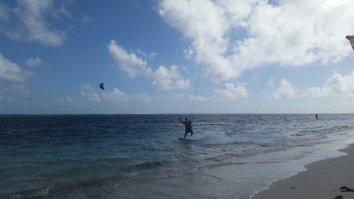 Все правильно написано, только фотки какие-то левые. Я вот пару дней назад с Кубы приехал. там вот так: