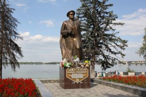 В. Ф. Маргелов родился 27 декабря 1908 год(9 января 1909 год)   в городе Екатеринославле (Днепропетровск), в семье выходцев из Белоруссии.
Памятник Василию Филипповичу Маргелову воздвигнут в Днепропетровске на берегу реки Днепр  2 августа 2000 года в день 70-летия  воздушно-десантных войск. Четырехметровый монумент создал скульптор  Юрий Щедров  по заказу ветеранов-десантников на средства горожан и спонсоров.