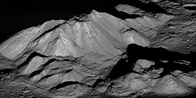 Тупо направляют телескоп в одну точку пространства и держат по несколько часов, а то и несколько суток подряд, если это космические телескопы. Для того, чтобы набрать побольше редких-редких, но всё-таки долетевших до нас квантов излучения.
А Луну нормально сняли, давно уже, и сейчас снимают.