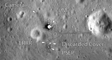 Тупо направляют телескоп в одну точку пространства и держат по несколько часов, а то и несколько суток подряд, если это космические телескопы. Для того, чтобы набрать побольше редких-редких, но всё-таки долетевших до нас квантов излучения.
А Луну нормально сняли, давно уже, и сейчас снимают.
