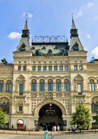 "... мавзолею Ленина на Красной Площади

(тут фотограф кажется немного соврал: вид на Ильинку открывается скорее от могилы Буденного)"

Действительно соврал. Напротив входа в мавзолей -вход в ГУМ с иконой.