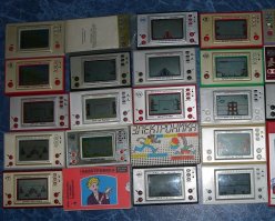 Электроника игра продается я видел в Москве на ЯРМОРКЕ УВЛЕЧЕНИЙ .цена 2000 тыс - 3500 тыс . Игр 15 видел.