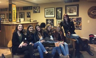 Сможете найти недостающие ноги девушки на этой фотографии?