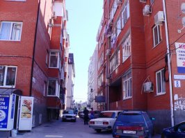 Приезжайте в Краснодар, одно из названий Евланобад. Частные застройщики так плотно дома лепят, что две машины с большим трудом разъезжаются. Много не законно/с нарушениями  построенных домов  - в итоге их снос
