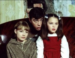 Многим не верится, что после гибели Сергея Бодрова-младшего прошло уже 15 лет. Кажется, что он просто куда-то уехал и вот-вот вернется. Эта рана настолько свежа, что родные актера — родители, жена, дети — не дают о нем интервью. До сих пор эта потеря слишком тяжела для них, да и не хочется выносить на публику свое горе. Это их право.

Но Сергей был актером, которого любили многие, и нашим коллегой, поэтому мы не могли не сделать о нем кино. Связались с друзьями Бодрова, нашли его однокурсников и одноклассников. Все они вспоминают о ярком, позитивном и «очень обаятельном Сереге». Он умел удивлять — в него влюблялись все девчонки, держали за «своего» одноклассники и даже учителя. Уже тогда было в характере Бодрова нечто такое, что делало его особенным. Но что именно? Почему он был так близок и понятен зрителям, что притягивало к нему друзей и так восхищало женщин? И почему его внезапный трагический уход отозвался такой болью для всех, кто знал и помнил Сергея? Об этом — в нашем фильме.

В кино Сергей играл героев, о которых обычно говорят — «свой парень». Ему подражали: носили такие же растянутые свитера, говорили цитатами из фильма «Брат». Но в жизни Сергей был мало похож на экранный образ: интеллигентная семья, прекрасное образование. Снявшись в нескольких картинах, Сергей Бодров всерьез задумался о режиссуре. Фильм «Сестры» стал его первым режиссерским опытом. После удачной премьеры Бодров задумал второй фильм — «Связной». Увы, он стал роковым в его жизни — привел своего создателя и всю съемочную группу на место гибели, в Кармадонское ущелье…