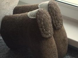 Считаю что такой должен быть в каждом доме. Только благодаря ему удаётся отремонтировать ребёнку любимую детскую игрушку (мне кажется что это единственный вариант клеить полиэтиленообразные пластики), в своё время маленькому сынишке клеил к валенкам подошву, вместо того, что бы не надолго сшить дратвой (оторвать такую подошву просто не реально), массивные вклейки или склейки можно делать (сейчас часто делают из пластика тонкостенную конструкцию у игрушки или садового инвентаря, которая может лопнуть в любой момент, вставляем проволоку и заливаем такую полость по самые края).