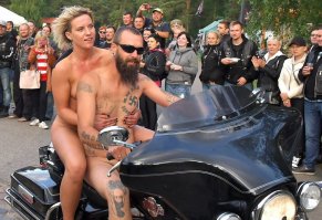 В Европейской Латвии 16 марта средь бела дня чиновники и их приспешники со значками фашистскими ходят - и ничего (хоть закон и запрещает). СС-овцы недобитые ходят и пенсию повышенную получают - тоже ничего. В мотопробегах Латвии замечен рокер со свастикой. Да и в садиках не стесняются проводить уроки патриотизма - пусть детки посмотрят и примерят СС-вскую касочку. 

А вы тут про вечеринку в костюмах (в других новостях не говорится, что это наци-акция. Это было шествие в честь дня основания частной школы, где дети голосованием выбрали костюмы).