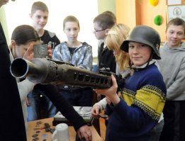 В Европейской Латвии 16 марта средь бела дня чиновники и их приспешники со значками фашистскими ходят - и ничего (хоть закон и запрещает). СС-овцы недобитые ходят и пенсию повышенную получают - тоже ничего. В мотопробегах Латвии замечен рокер со свастикой. Да и в садиках не стесняются проводить уроки патриотизма - пусть детки посмотрят и примерят СС-вскую касочку. 

А вы тут про вечеринку в костюмах (в других новостях не говорится, что это наци-акция. Это было шествие в честь дня основания частной школы, где дети голосованием выбрали костюмы).