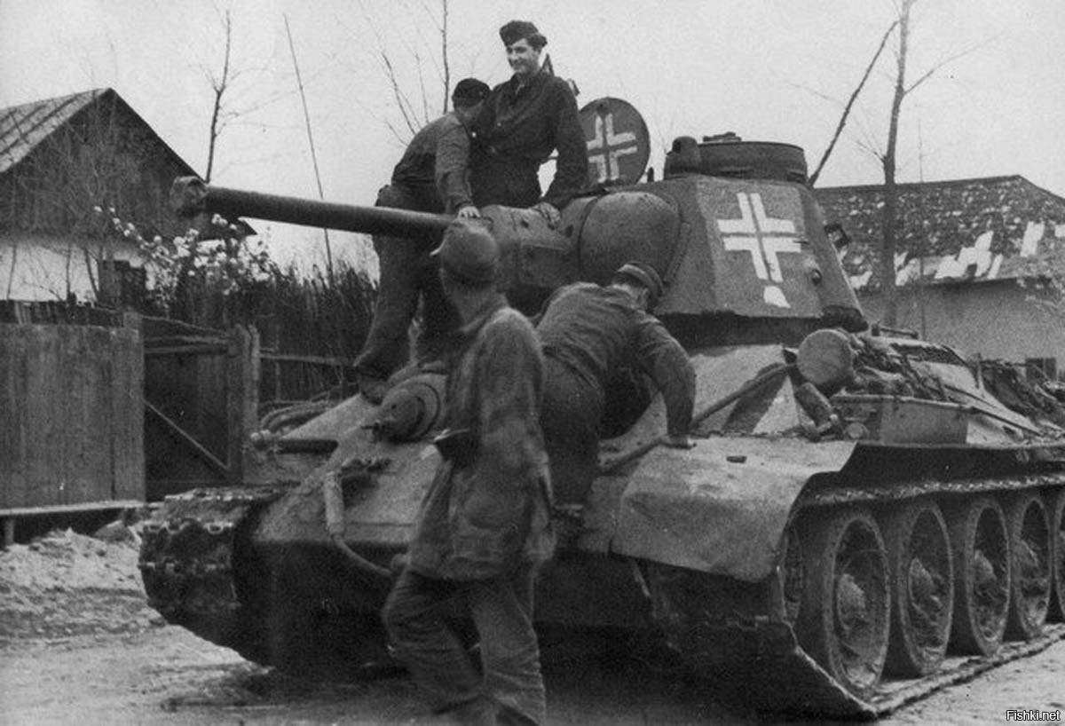 Захватили немецкий танк. Трофейный танк т 34. Немецкий танк т 34. Трофейные т-34 в Вермахте. Т34 на службе вермахта.