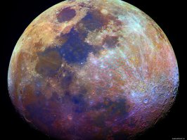 Правильно. Любые объекты мы видим такими, какими они были в прошлом, в момент излучения (отражения) квантов.
"Настоящую", я всё же надеюсь, мы увидим, когда сможем летать к другим звёздам.
Луна не везде серая, она достаточно разноцветная, если смотреть с усилением цвета. Но для глаз - в основном, серая. В экипаже "Аполлона-17" был геолог, Харрисон Хэйган «Джек» Шмитт, ему повезло найти коричневатые участки лунного грунта. :)