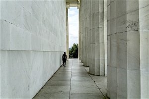 Темнокожего паренька сделать в фотошопе посерее (или позеленее) - и готов снимок инопланетянина у Капитолия))))
