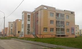 Да в Подмосковье не лучше. Вот например м-н Сакраменто, построенный МОРТОН. По плану - малоэтажное жильё (3 и 4 этажа), детсад, школа. По факту - детсад еле сдали, школы не будет вообще, "мы от жадности ква-ква", возвели 4 дома по 8 этажей (фото 3). Дальше уже жители не дали, начались суды и т.п. Мортон где надо подмазал и стройка потихоньку продавливается.