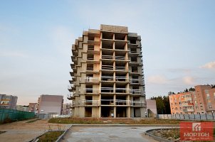 Да в Подмосковье не лучше. Вот например м-н Сакраменто, построенный МОРТОН. По плану - малоэтажное жильё (3 и 4 этажа), детсад, школа. По факту - детсад еле сдали, школы не будет вообще, "мы от жадности ква-ква", возвели 4 дома по 8 этажей (фото 3). Дальше уже жители не дали, начались суды и т.п. Мортон где надо подмазал и стройка потихоньку продавливается.