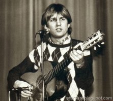 Когда Гагарин лежал ,лоза в это время застенчиво теребонькал спрятавшись за гитару