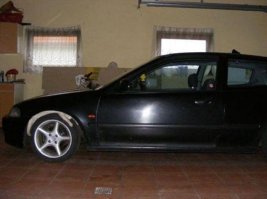 У меня кот на тракторе так спать любит, когда летом на обед приезжаю. Только на заднем колесе. Сфотографировать всё как не пытался - не смог