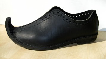 Купила мама Лёше
Отличные галоши.
Галоши настоящие,
Красивые, блестящие,
Теперь хоть и захочешь,
А ноги не промочишь!

Татарские калоши и ичиги.