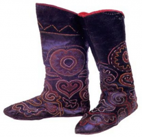 Купила мама Лёше
Отличные галоши.
Галоши настоящие,
Красивые, блестящие,
Теперь хоть и захочешь,
А ноги не промочишь!

Татарские калоши и ичиги.