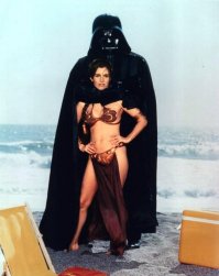 И еще из той же фотосессии 1983 года... 
Фотографии Кэрри Фишер на пляже в костюме Лейи были опубликованы в журнале Rolling Stone для промоушена третьего фильма Star Wars — Return of the Jedi.