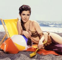 И еще из той же фотосессии 1983 года... 
Фотографии Кэрри Фишер на пляже в костюме Лейи были опубликованы в журнале Rolling Stone для промоушена третьего фильма Star Wars — Return of the Jedi.