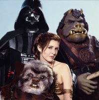 И еще из той же фотосессии 1983 года... 
Фотографии Кэрри Фишер на пляже в костюме Лейи были опубликованы в журнале Rolling Stone для промоушена третьего фильма Star Wars — Return of the Jedi.
