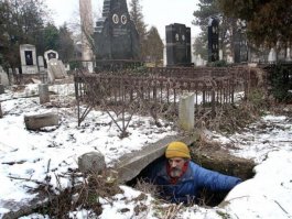 На кладбище тоже можно жить по-разному. Одно дело в хижине во Вьетнаме, и совсем другое дело - в склепе на кладбище в Сербии.