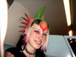 представляю тётку слушающую на полную громкость  ускоренный панк-рок, скцуо ну напрашивается только это