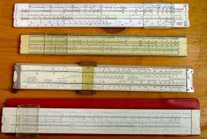 Сверху вниз:
инженерная линейка 27403-X от ГДР-овской фирмы LOGAREX DARMSTADT,
Советская ЛСЛО-250-10, сделана в 1960 году на Ленинградской фабрике счётных приборов. бегунок пришлось заменить (даже два раза, помнится),
Штурманская! Сделана в неизвестном году на секретном заводе,
и ещё одна советская, ЛСЛД-250, 1975 год и тоже Ленинград.