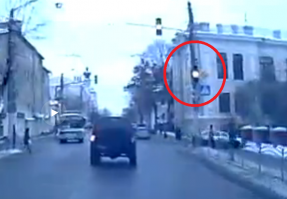 Горит основной желтый, т.е. ей красный, а она уже на проезжей части